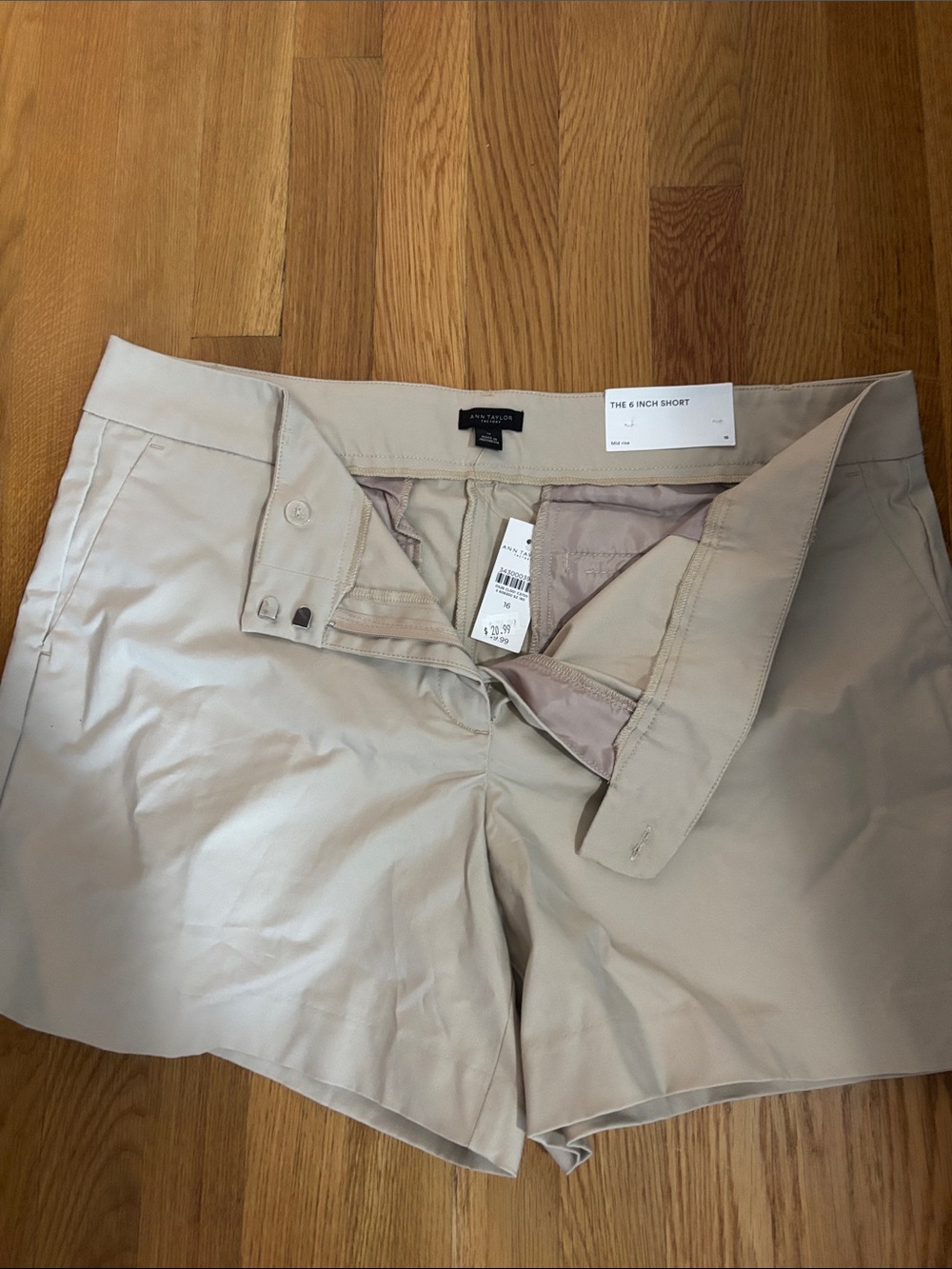 ANN TAYLOR Cream 6" Inseam Chino Shorts - size 16